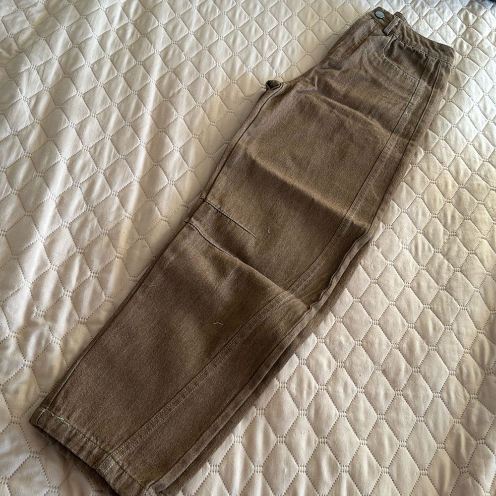 New in package. Never worn tan barrel jean. Fits like a size 0. Listed as 24.